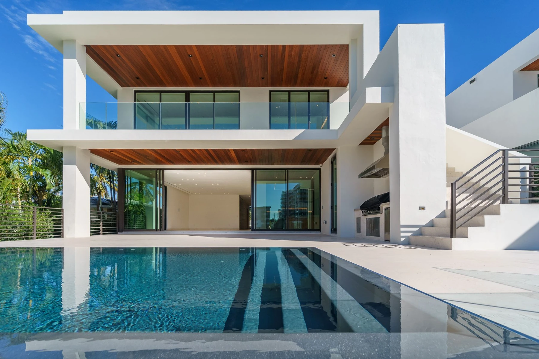 Contemporary residence with a swimming pool